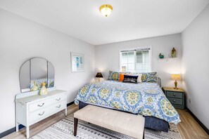 3 bedrooms, WiFi, bed sheets - Inviting Haven with Large Yard WiFi and Partial Ocean View Steps to Beach (Lincoln City)