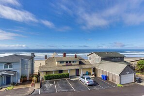 Exterior - Spacious Home with Two Large Decks and Ocean View Great for Groups (Lincoln City)
