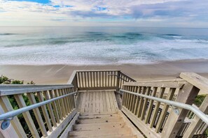 Beach nearby - Dog friendly coastal home with private hot tub and park access (Lincoln City)