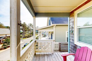 Property grounds - Dog friendly coastal home with private hot tub and park access (Lincoln City)