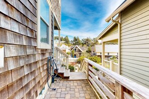 Terrace/patio - Dog friendly coastal home with private hot tub and park access (Lincoln City)