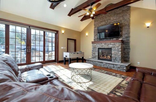 Spacious 4BR Close to Bolton Landing & LG Village with Great Entertaining Area