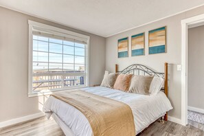 5 bedrooms, iron/ironing board, travel cot, WiFi - Dog friendly home with ocean views hot tub deck foosball and fireplace (Lincoln City)