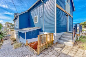 Exterior - Dog friendly home with ocean views hot tub deck foosball and fireplace (Lincoln City)