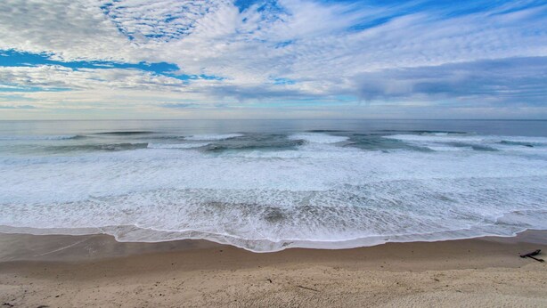 A beach with waves and a clear sky. - Spacious dog friendly home with WiFi and fireplace near the beach (Lincoln City)