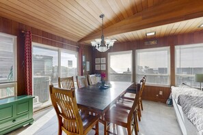 Dining - Spacious Coastal Retreat Walk to Beach with Hot Tub and Dog Friendly (Lincoln City)