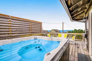 Terrace/patio - Spacious Coastal Retreat Walk to Beach with Hot Tub and Dog Friendly (Lincoln City)