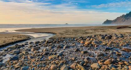 Spacious Coastal Retreat Walk to Beach with Hot Tub and Dog Friendly