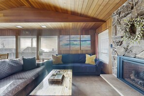 TV, fireplace, DVD player - Spacious Coastal Retreat Walk to Beach with Hot Tub and Dog Friendly (Lincoln City)