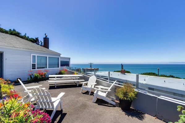 Terrace/patio - Centrally located condo with ocean views, nearby beach access (Lincoln City)
