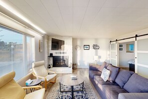 Living area - Centrally located condo with ocean views, nearby beach access (Lincoln City)