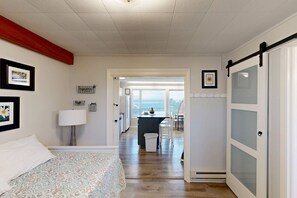 2 bedrooms, desk, iron/ironing board, WiFi - Cozy Ocean-View Condo Near Beach & Coastal Events (Lincoln City)