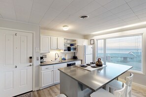 Private kitchen - Centrally located condo with ocean views, nearby beach access (Lincoln City)