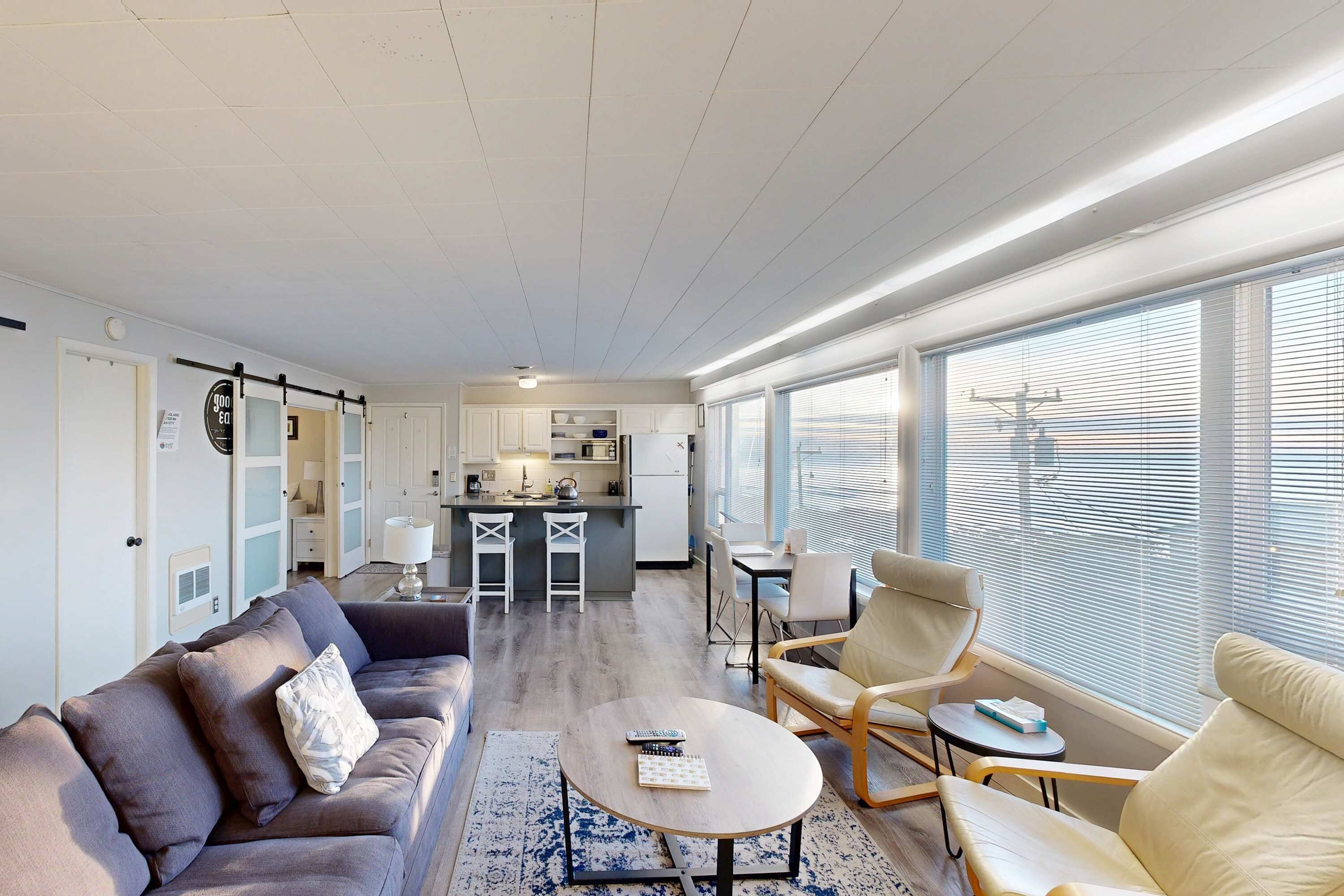 Televisión y chimenea 