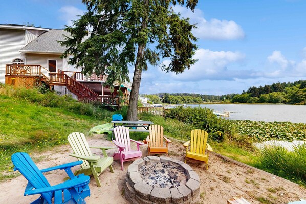 Terrace/patio - Waterfront home with private hot tub free WiFi firepit and shared dock (Lincoln City)
