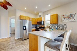 Jääkaappi, mikroaaltouuni, uuni, liesi