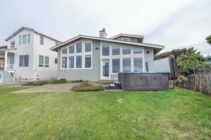 Exterior - Oceanfront house with private hot tub and amazing ocean views (Lincoln City)