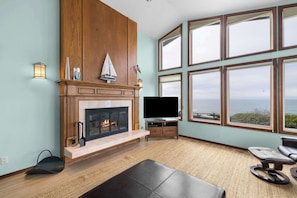TV, fireplace, video games, DVD player - Oceanfront house with private hot tub and amazing ocean views (Lincoln City)