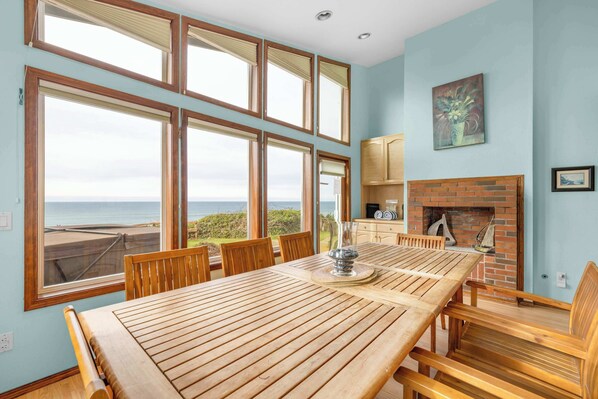 Dining - Oceanfront house with private hot tub and amazing ocean views (Lincoln City)