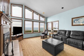 TV, fireplace, video games, DVD player - Oceanfront house with private hot tub and amazing ocean views (Lincoln City)