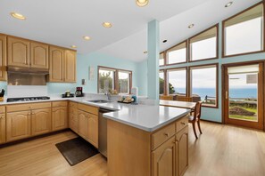 Fridge, microwave, oven, stovetop - Oceanfront house with private hot tub and amazing ocean views (Lincoln City)