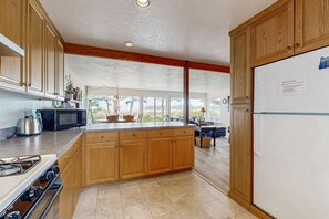 Jääkaappi, mikroaaltouuni, uuni, liesi