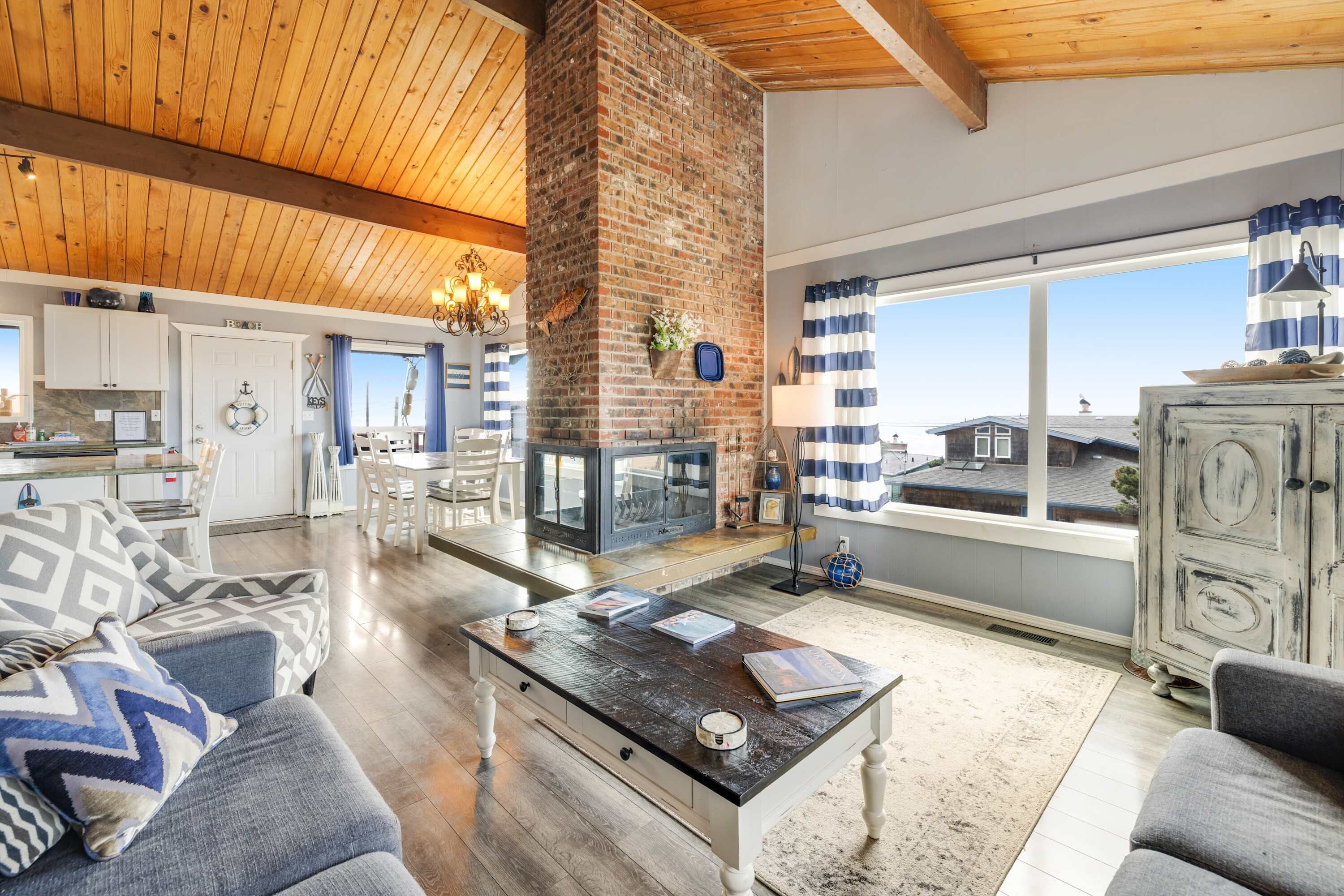 Fernseher, Videospiele, DVD-Player, Tischfußball