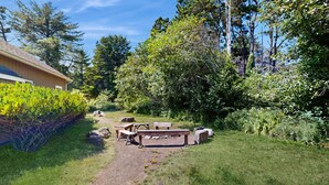 A garden with picnic tables and a path. - Expansive family friendly home with a private hot tub walk to the beach (Lincoln City)