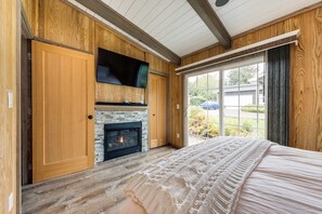 Iron/ironing board, WiFi, bed sheets - Snazzy home near the beach with private hot tub patio and grill (Lincoln City)