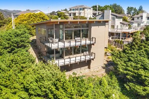 Exterior - New home with unparalleled ocean views and private hot tub dogs welcome (Lincoln City)