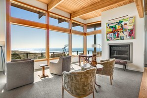 TV, fireplace - New home with unparalleled ocean views and private hot tub dogs welcome (Lincoln City)