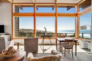 TV, fireplace - New home with unparalleled ocean views and private hot tub dogs welcome (Lincoln City)