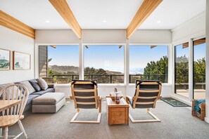 TV, fireplace - New home with unparalleled ocean views and private hot tub dogs welcome (Lincoln City)