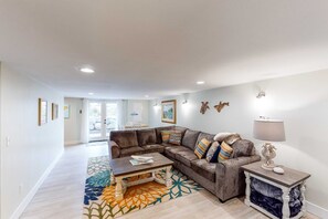 TV, fireplace, DVD player, offices - Charming three story getaway with two cozy living areas walk to the beach (Lincoln City)
