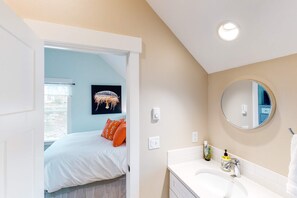 2 bedrooms, WiFi, bed sheets - Charming three story getaway with two cozy living areas walk to the beach (Lincoln City)