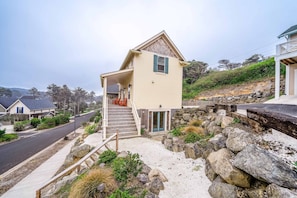 Exterior - Charming three story getaway with two cozy living areas walk to the beach (Lincoln City)