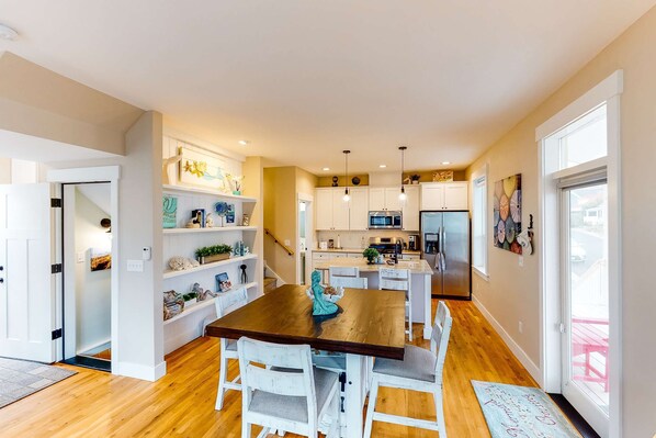 Dining - Charming three story getaway with two cozy living areas walk to the beach (Lincoln City)
