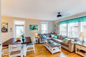 TV, fireplace, DVD player, offices - Charming three story getaway with two cozy living areas walk to the beach (Lincoln City)
