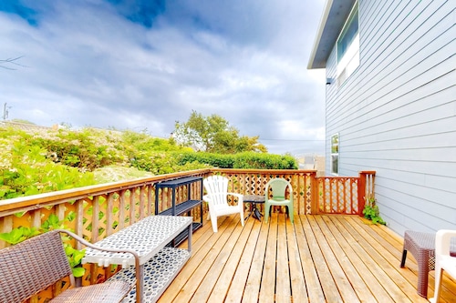 Comfy beach home with ocean views free WiFi private washer dryer and deck