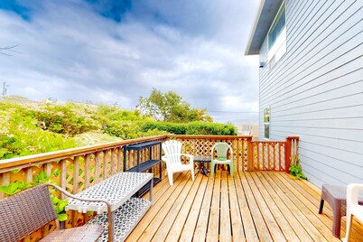 Comfy beach home with ocean views free WiFi private washer dryer and deck