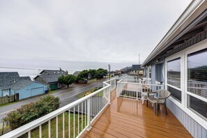 Terrace/patio - Cheerful home with ocean views private hot tub and gas grill walk to the beach (Lincoln City)