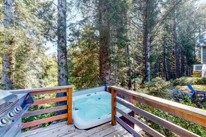 Outdoor spa tub - Wonderful coastal escape in the trees with private hot tub and fast WiFi dogs OK (Lincoln City)