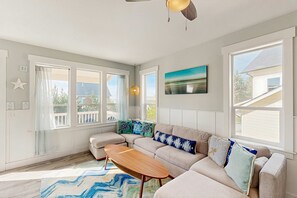 TV, fireplace, video games, DVD player - Wonderful coastal escape in the trees with private hot tub and fast WiFi dogs OK (Lincoln City)