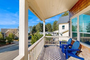 Property grounds - Wonderful coastal escape in the trees with private hot tub and fast WiFi dogs OK (Lincoln City)