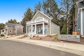Exterior - Oceanview home with WiFi washer dryer gas fireplace balcony (Lincoln City)