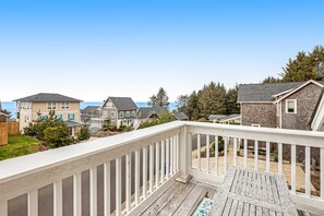 Property grounds - Oceanview home with WiFi washer dryer gas fireplace balcony (Lincoln City)