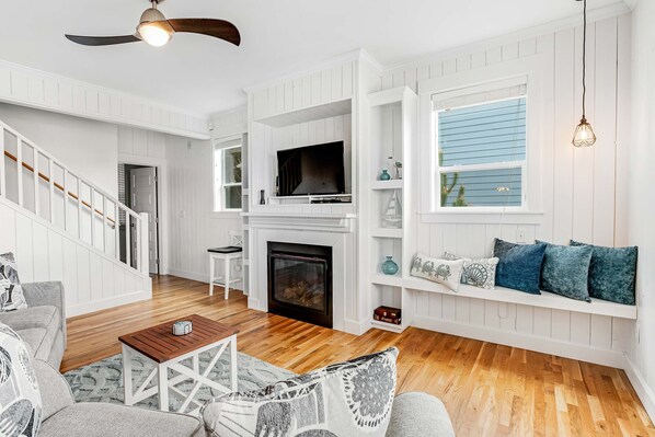 TV, fireplace - Oceanview home with WiFi washer dryer gas fireplace balcony (Lincoln City)