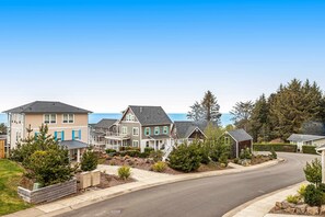 Exterior - Oceanview home with WiFi washer dryer gas fireplace balcony (Lincoln City)