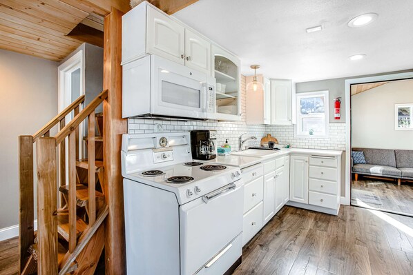 Private kitchen - Adorable, dog-friendly hideaway w/ free WiFi, private washer/dryer, & firepit (Lincoln City)