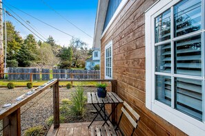 Outdoor dining - Adorable dog friendly hideaway with free WiFi private washer dryer and firepit (Lincoln City)
